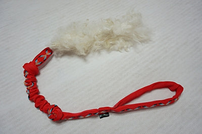 Bracco Bungee Hundespielzeug -Tauziehenband aus Schaffell, 65 cm- verschiedene Farben