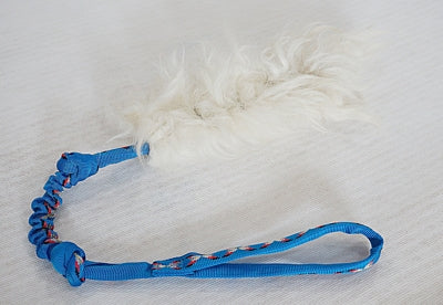 Bracco Bungee Hundespielzeug -Tauziehenband aus Schaffell, 65 cm- verschiedene Farben